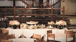 Daily buffet breakfast (BRL 39 per person)