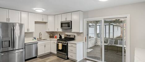 Réfrigérateur, micro-ondes, four, plaque de cuisson