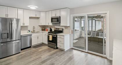 Spacious home near DT Libertyville w/ Rec Room!