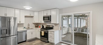 Spacious home near DT Libertyville w/ Rec Room!