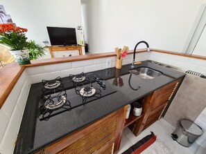Refrigerador, microondas, parrilla de estufa y licuadora 