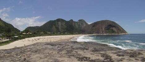 Espreguiçadeiras, toalhas de praia