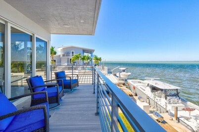 "FUN IN THE SUN" 4 bedroom 4 bath house with pool and 16000lb lift in Key Largo!
