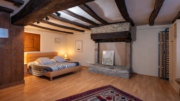 4 bedrooms, iron/ironing board, free WiFi, bed sheets