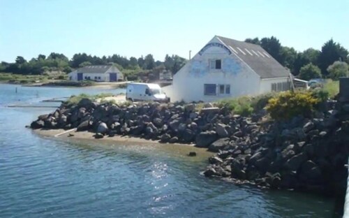 Holiday Home 'Maison Sarzeau Centre - La Bernache' with Shared Pool, Terrace and Wi-Fi