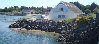 Holiday Home 'Maison Sarzeau Centre - La Bernache' with Shared Pool, Terrace and Wi-Fi