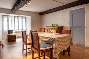 Dining - Apartment 'Sarzeau Centre - Le Cormoran' with Shared Pool and Wi-Fi (Sarzeau)