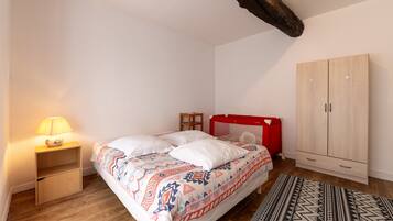 2 quartos, ferros/tábuas de passar roupa, Wi-Fi de cortesia