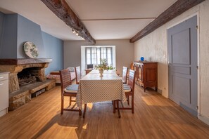 Dining - Apartment 'Sarzeau Centre - Le Cormoran' with Shared Pool and Wi-Fi (Sarzeau)