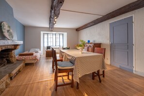 Dining - Apartment 'Sarzeau Centre - Le Cormoran' with Shared Pool and Wi-Fi (Sarzeau)