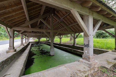 Parco della struttura. Appartamento 'Sarzeau Centre - Le Cormoran' con piscina condivisa e Wi-Fi