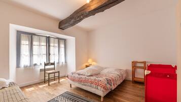 2 dormitorios, tabla de planchar con plancha, wifi gratis y ropa de cama