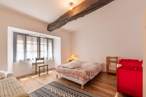 2 bedrooms, iron/ironing board, free WiFi, bed sheets - Apartment 'Sarzeau Centre - Le Cormoran' with Shared Pool and Wi-Fi (Sarzeau)