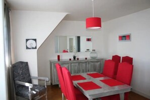 Dining - Apartment 'Le Goéland' with Shared Pool, Shared Terrace and Wi-Fi (Sarzeau)
