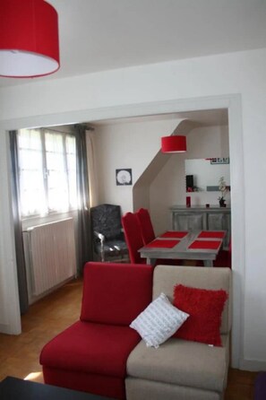 TV - Apartment 'Le Goéland' with Shared Pool, Shared Terrace and Wi-Fi (Sarzeau)