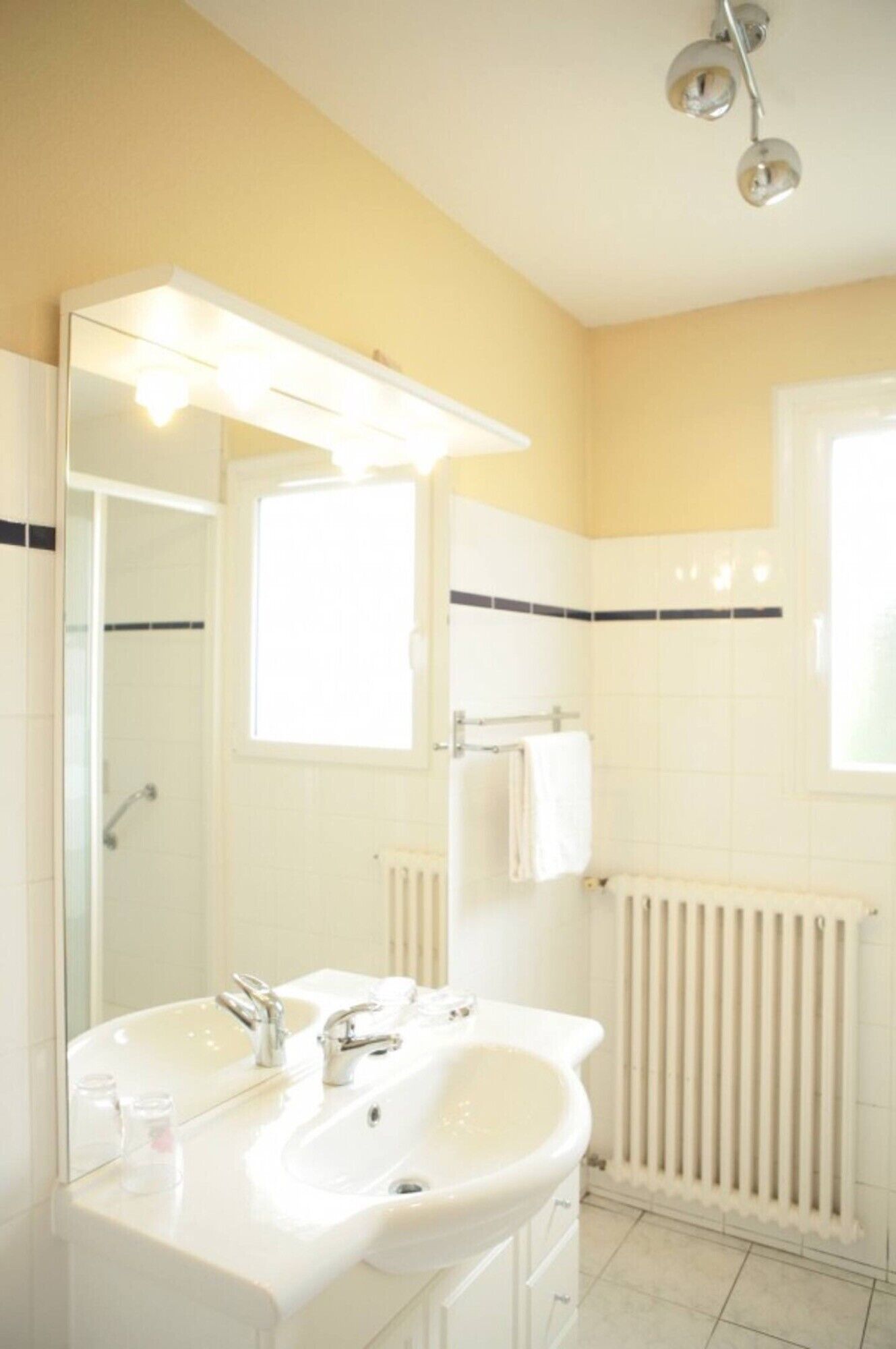 Douche, sèche-cheveux, serviettes fournies