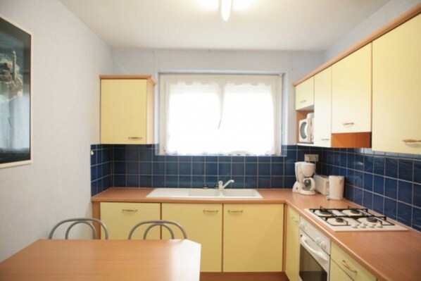 Frigorífico, microondas, placa de cocina y lavavajillas