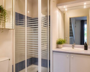 Een douche, een haardroger, handdoeken