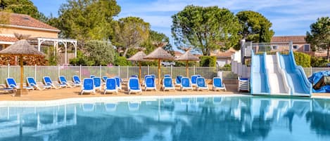 Innendørsbasseng og et oppvarmet basseng