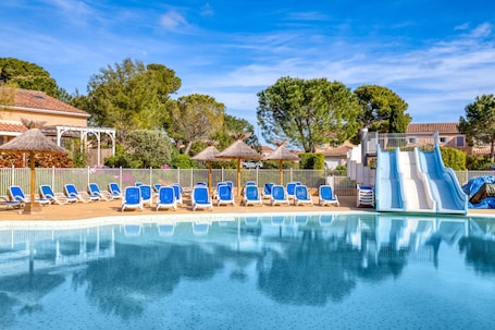Indoor pool, a heated pool. Holiday Home 'Maison - Residence Avec Piscine' with Shared Pool, Wi-Fi and Air Conditioning