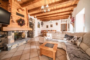 Fernseher, Kamin, DVD-Player