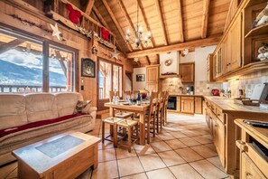 Interior - Apartment 'L'Etoile Des Neiges' with Mountain View, Private Terrace and Wi-Fi (Samoëns)