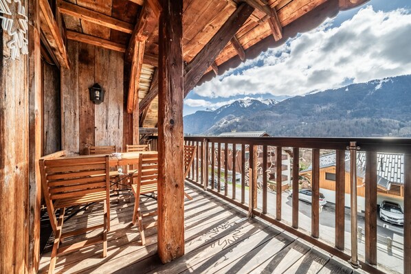 Outdoor dining - Apartment 'L'Etoile Des Neiges' with Mountain View, Private Terrace and Wi-Fi (Samoëns)