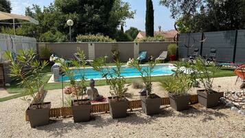 Lämmitetty uima-allas