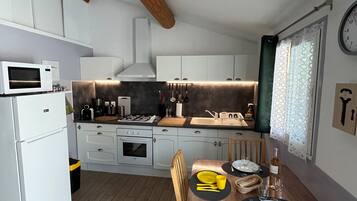 Réfrigérateur, micro-ondes, four, plaque de cuisson