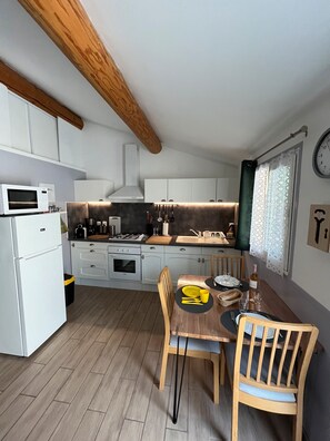 Frigorifero, microonde, forno, piano cottura