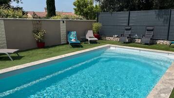 Een verwarmd zwembad