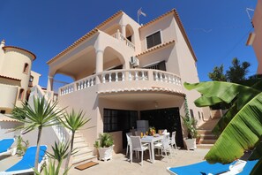 Outdoor dining - Villa 'Quinta Do Sol' with Sea View, Private Pool and Wi-Fi (Armação de Pêra)