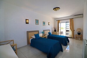 4 bedrooms, iron/ironing board, free WiFi, bed sheets - Villa 'Quinta Do Sol' with Sea View, Private Pool and Wi-Fi (Armação de Pêra)