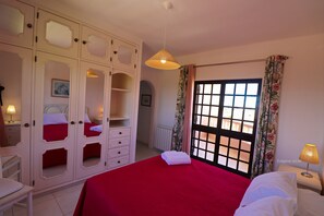 4 bedrooms, iron/ironing board, free WiFi, bed sheets - Villa 'Quinta Do Sol' with Sea View, Private Pool and Wi-Fi (Armação de Pêra)