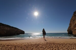 Una spiaggia nelle vicinanze