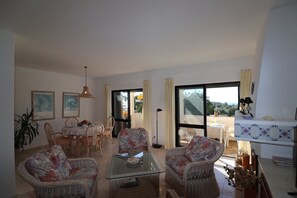 Interior - Apartment 'Casa Atlantico' with Sea View, Shared Pool and Wi-Fi (Carvoeiro)