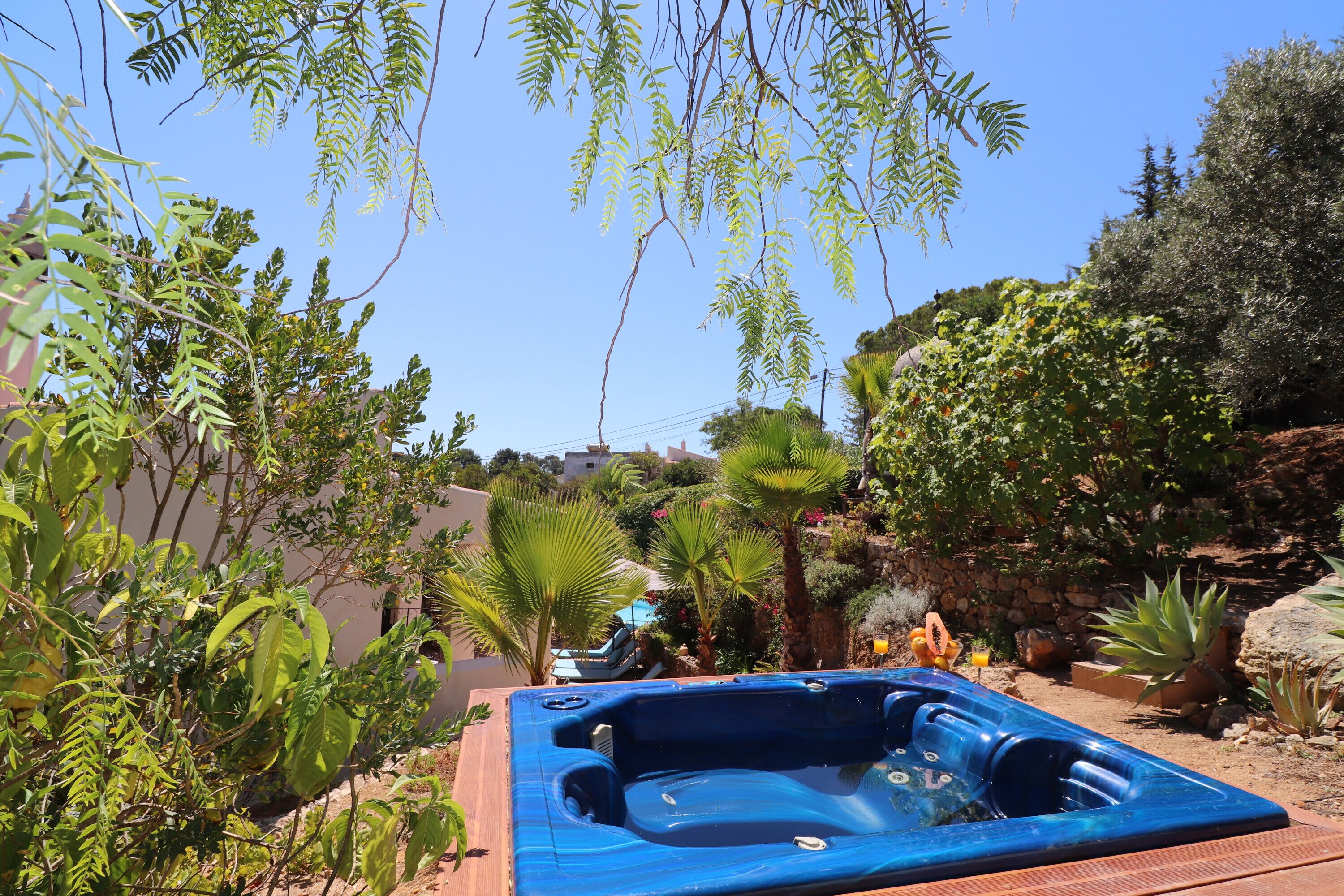 Tina de hidromasaje al aire libre