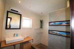 Shower, hair dryer, towels - Apartment 'Apartamento Vista Marina' with Sea View, Private Terrace and Wi-Fi (Lagos)