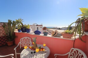 Outdoor dining - Apartment 'Apartamento Vista Marina' with Sea View, Private Terrace and Wi-Fi (Lagos)