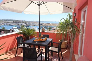 Outdoor dining - Apartment 'Apartamento Vista Marina' with Sea View, Private Terrace and Wi-Fi (Lagos)