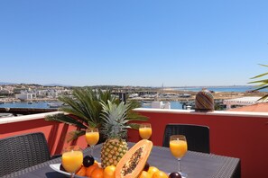 Outdoor dining - Apartment 'Apartamento Vista Marina' with Sea View, Private Terrace and Wi-Fi (Lagos)