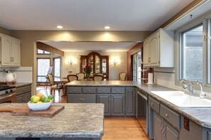 Mikrobølgeovn, ovn, kokeplater og oppvaskmaskin