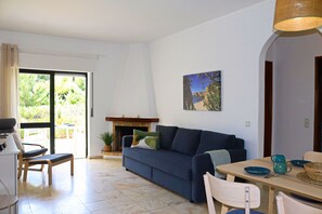 Televisión y chimenea 