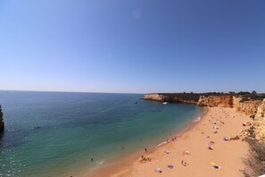 Beach nearby - Apartment 'Casa Barbara' with Sea View, Shared Pool and Wi-Fi (Alporcinhos)
