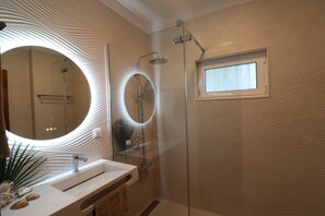 Dusche, Haartrockner, Handtücher