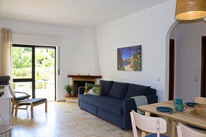 Télévision, cheminée