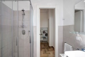 Douche, sèche-cheveux, serviettes fournies