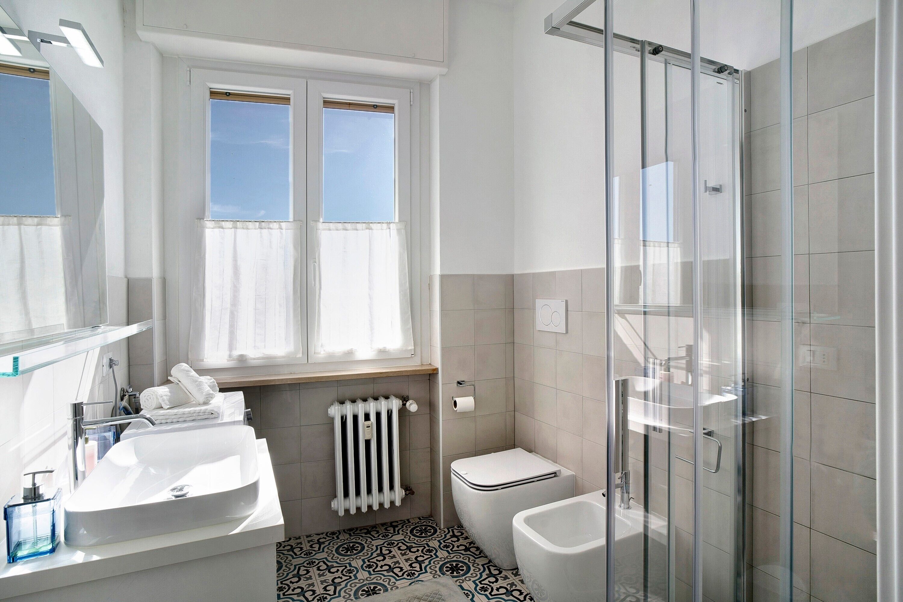 シャワー、ヘアドライヤー、タオル