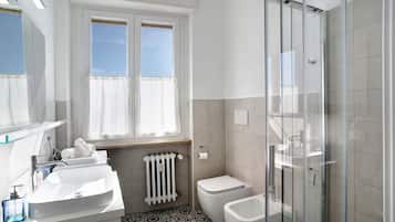 Douche, sĂšche-cheveux, serviettes fournies