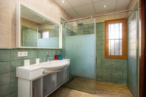 Shower, towels